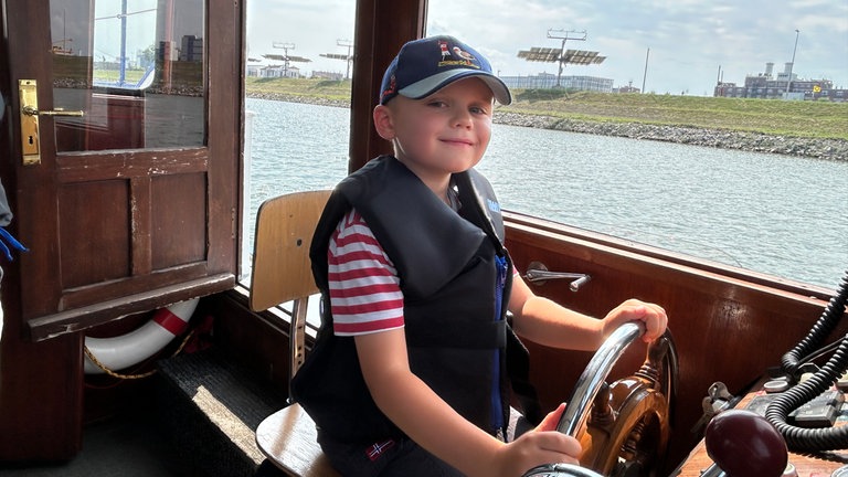 Der perfekte Tag mit SWR1 am Mannheimer Hafen: Bootsausflug mit der "Wichern" der Schiffer-Seelsorge. Julian und Hannes dürfen auch einmal ans Ruder.