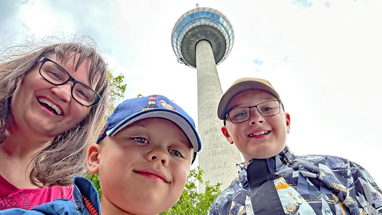 Der perfekte Tag mit SWR1 am Mannheimer Hafen: Verena und ihre beiden Söhne Julian uns Hannes stehen vor dem Mannheimer Fernmeldeturm.