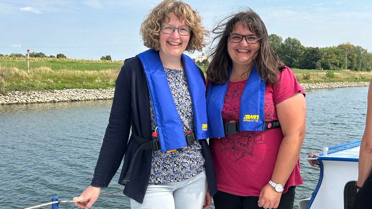 Der perfekte Tag mit SWR1 am Mannheimer Hafen: Gewinnerin Verena und ihre Schwester Martina stehen auf dem Deck der "Wichern", bei der Rundfahrt durch den Mannheimer Hafen.