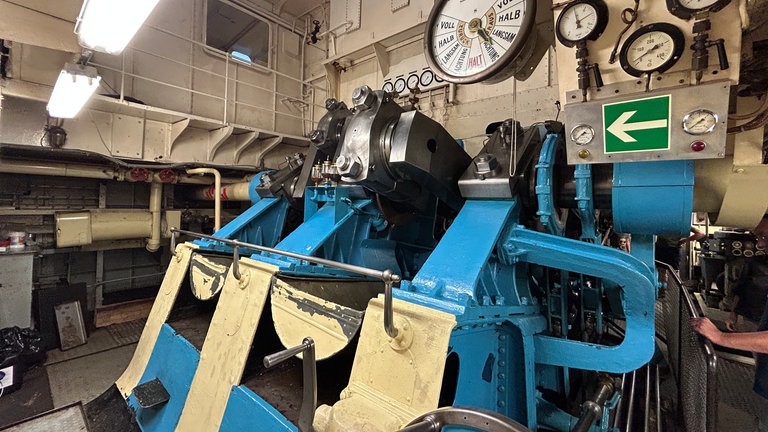 Der perfekte Tag mit SWR1 am Mannheimer Hafen: zu Besuch auf dem Museumsschiff, einem alten Schaufelraddampfer. Im Maschinenraum ist die massive Maschine zu sehen.