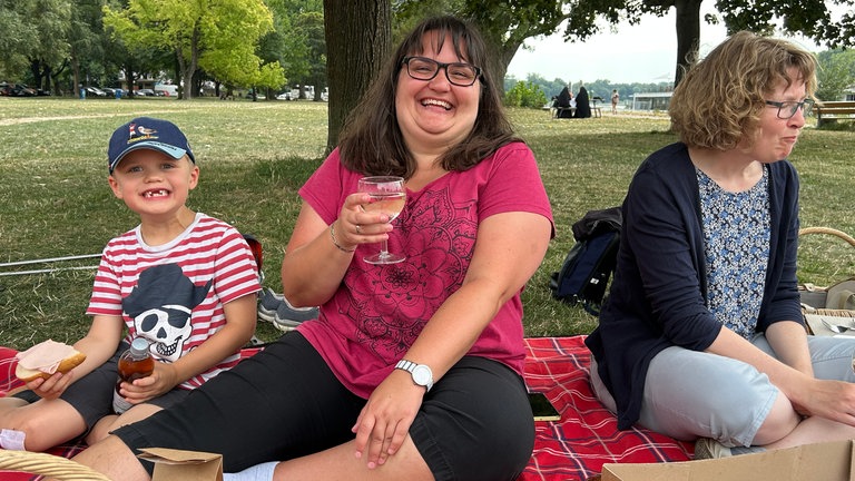 Der perfekte Tag mit SWR1 am Mannheimer Hafen.  Nach der Besichtigung des Containerhafens ist erstmal Pause angesagt. Wir sitzen im Schlosspark am Rheinufer. Beste Laune bei Verena, Hannes und Martina...