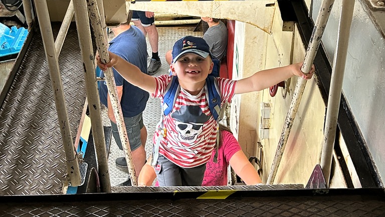Der perfekte Tag mit SWR1 am Mannheimer Hafen: zu Besuch auf dem Museumsschiff, einem alten Schaufelraddampfer. Hannes "entert" im Piraten-T-Shirt die steile Metalltreppe zum Maschinenraum.