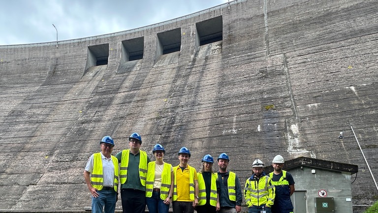 Der perfekte Tag mit SWR1 im Hochschwarzwald: Die Gewinner-Gruppe steht vor der hohen Staumauer des Schluchsees