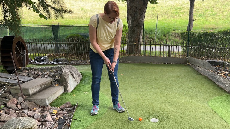 Der perfekte Tag im Hochschwarzwald mit SWR1: Gewinnerin Marion auf dem Minigolfplatz