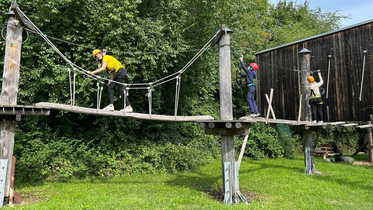 Der perfekte Tag im Nordschwarzwald - mit SWR1. Erste Station: der Hochseilgarten. Unsere Gewinner wagen sich ganz langsam in die Höhe 