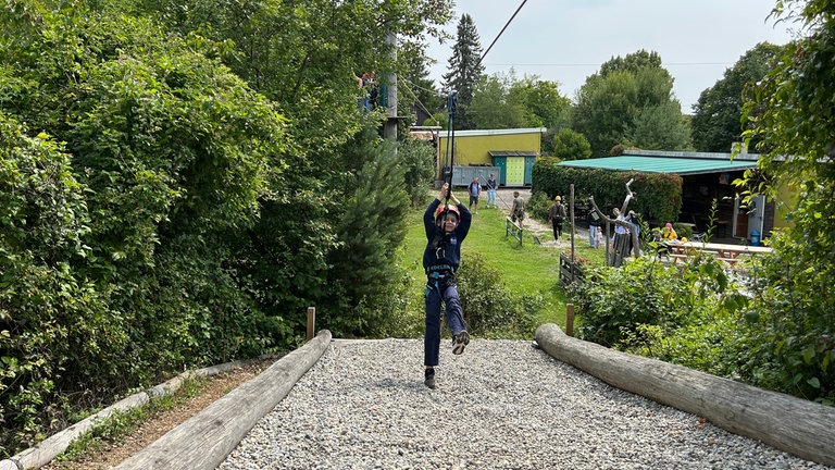 Der perfekte Tag im Norschwarzwald - mit SWR1. Ein junges Mädchen landet nach 600 Metern "Flugstrecke" an einer Zipline voller Freude auf dem Boden.