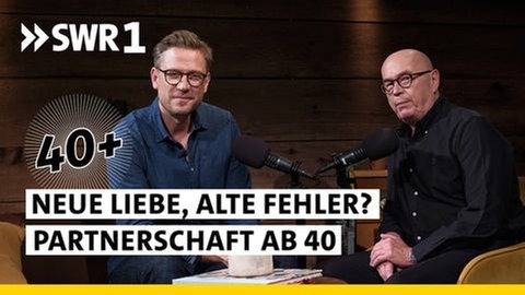 Florian Weber (links) und Christian Peter Dogs (rechts) im Talk zu "40+ Die Podcast Therapie" mit dem Schriftzug: "Neue Liebe, alte Fehler – Partnerschaft ab 40"