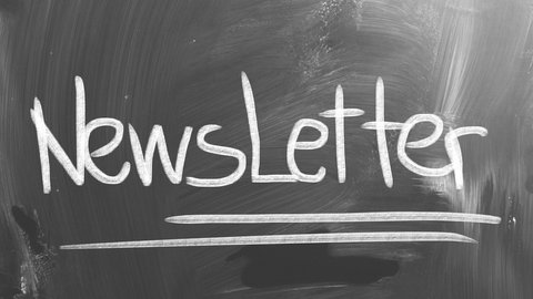 Das Wort "Newsletter" - geschrieben auf einer Tafel