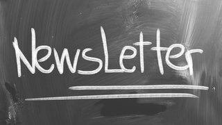 Das Wort "Newsletter" - geschrieben auf einer Tafel