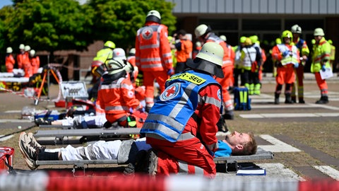 Probe des Katastrophenfalls: Im Rahmen der Katastrophenschutzübung 'Löwenzahn' üben Retter und Einsatzkräfte den Ernstfall mit Komparsen, die Verletzte simulieren.