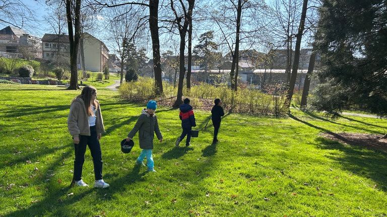 Die SWR1 Dreck weg-Woche macht Station in Stockach und sammelt mit der örtlichen Grundschule jede Menge Müll.