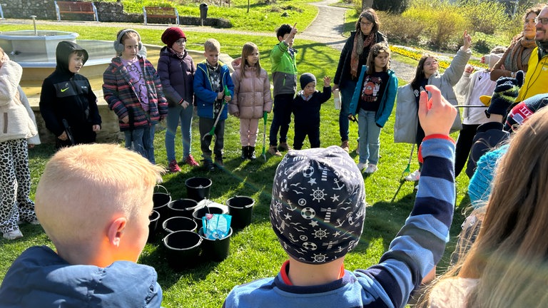 Die SWR1 Dreck weg-Woche macht Station in Stockach und sammelt mit der örtlichen Grundschule jede Menge Müll.