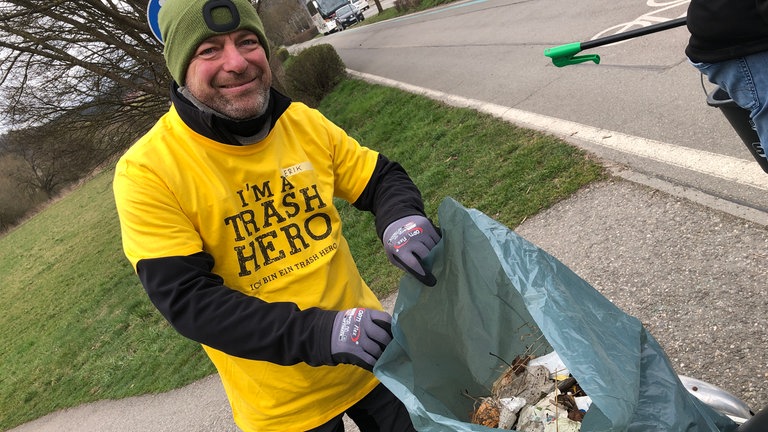 Müllhelfer Erik hat nach 20 Minuten schon einen halben Plastiksack voller Müll gesammelt.