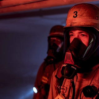 Feuer und Flamme in der ARD Mediathek: Die Doku begleitet Feuerwehrleute bei ihren Einsätzen.