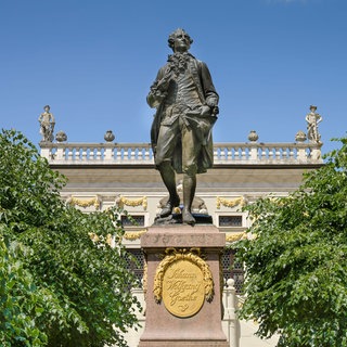 Denkmal von Johann Wolfgang von Goethe auf dem Naschmarkt in Leipzig.