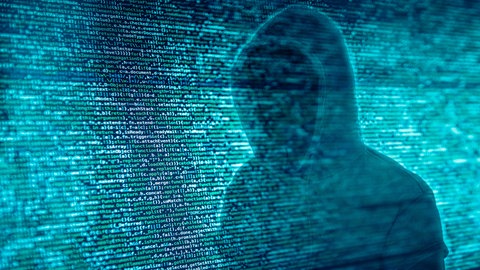 Sicherheit und Schutz im Cyberspace - wie wehre ich mich gegen Hacker, Betrüger und Spammer, gegen Scammer, Idenditätsdiebstahl und Pädophile? Wir zeigen Euch, wie Ihr Euch und Eure Kinder vor Gefahren im Internet schützen könnt - nicht nur am Safer Internet Day! Das Symbolbild zeigt einen Hacker, dessen Gesicht von einer Hoody-Kapuze versteckt wird, im Hintergrund grünlich-blauer Computercode.