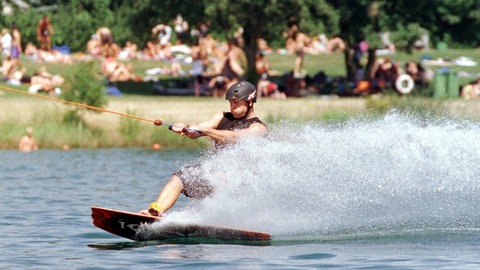 Die Wasserskiseilbahn des St. Leoner Baggersees bei Heidelberg - der See gilt als Naherholungsgebiet des Rhein-Neckar-Dreiecks für Camper und Badefreunde. Bei SWR1 Baden-Württemberg findet ihr Tipps, wo in Baden-Württemberg ihr baden und schwimmen könnt - egal ob im Fluss, im See, im Baggersee oder einer idyllischen Badenstelle. 