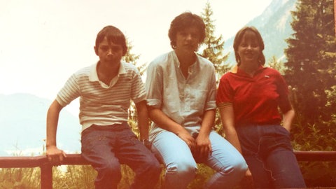 SWR1 Moderatorin Stefanie Anhalt (Mitte) 1985 mit ihrem Bruder und ihrer amerikanischen Brieffreundin.