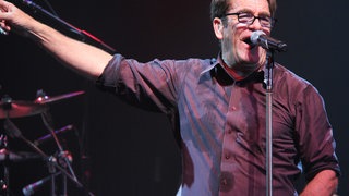 SWR1 Bildergalerie: Rockmusiker mit Hör-Problemen - Huey Lewis