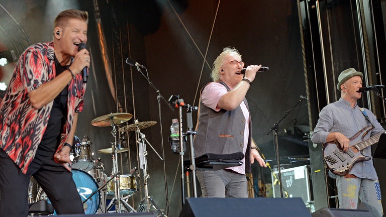 Begeisterte Fans beim PUR-Konzert in Schwetzingen am 2. August 2024. Im Rahmen der Reihe "Musik im Park" spielten PUR im ausverkauftem "Schloßpark" ein wirklich beeindruckendes Konzert.