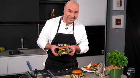 SWR1 Pfännle-Koch Eberhard Braun hält einen Pulled Pilz Burger in den Händen. Ein Rezept unter dem Motto Streetfood-Liebe.