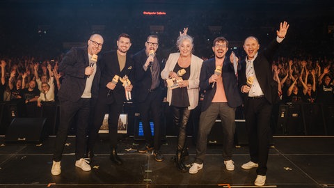 Wer moderiert die SWR1 Hitparade in Baden-Württemberg? Ingo Lege, Patrick Neelmeier, Jochen Stöckle, Annett Lorisz, Max Oehl und Matthias Sziedat auf der Bühnen der Schleyerhalle beim Finale 2023.