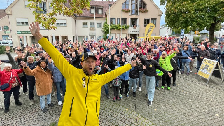 Oberteuringen feiert den Tagessieg mit hochgestreckten Armen mit Moderator Corvin Tondera-Klein.