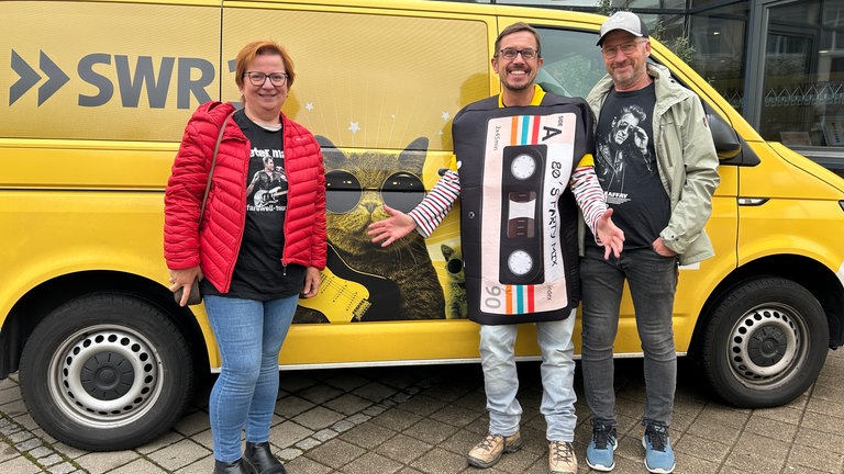 In Eppingen bei Ingo sind schon erste Band-Shirts angekommen. Doris und Jürgen Gund aus Plankstadt mit Peter Maffay Band-Shirts.