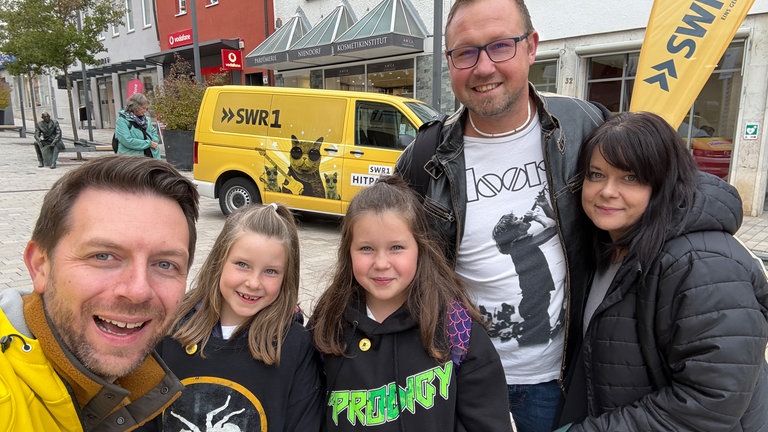 Albstadt-Ebingen: Enrico kommt mit seiner Familie vorbei und hat hat alle seine Band Shirts an die Familie verteilt.