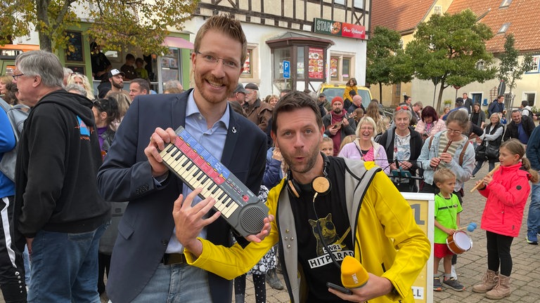 Bürgermeister von Gerabronn mit Mini-Keyboard neben SWR1 Moderator Corvin Tondera-Klein