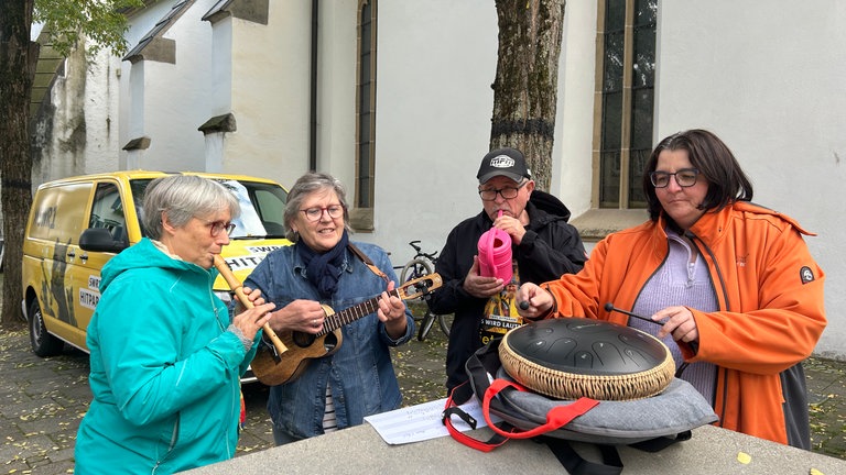 In Blaubeuren wird alles an Instrumenten aufgefahren. Hier sehen wir SWR1 Hitparadenfans vor ihrem großen Auftritt beim WarmUp mit Flöte, Ukulele, Zungentrommel und Co. Das kann sich hören lassen. 