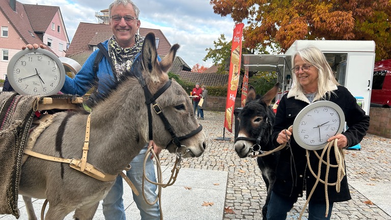 Sind die süß! Rainer und Ully aus Schömberg mit ihren tierischen Uhrenträgern Emil und Josie. 