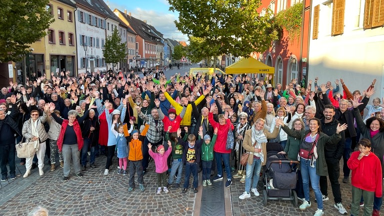 Let's rock: Auch in Kenzingen wird hitgefiebert. Alle wollen nur einen Song singen: "Livin' On A Prayer" von Bon Jovi. 