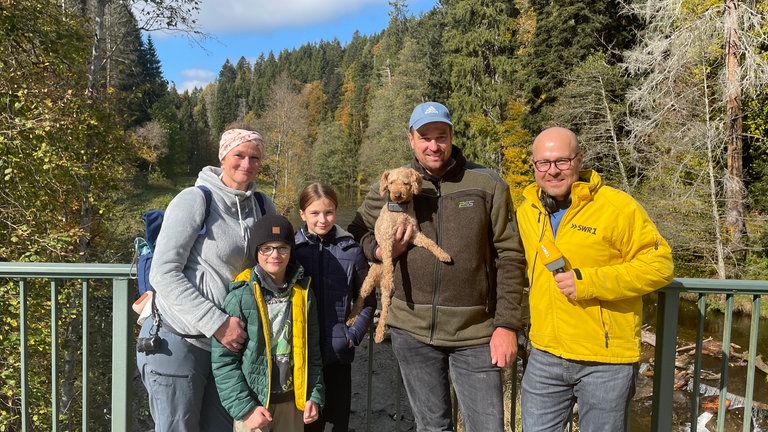 Rund um Löffingen sind alle im HITmach-Duell-Fieber. Max trifft hier an der Wutachschlucht eine Familie beim Tagesausflug. Für welche Songs haben sie wohl abgestimmt für die SWR1 Hitparade?