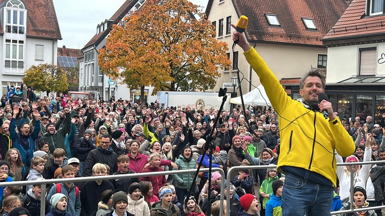 Soooo viele Menschen im Hitfieber! Am Ende holt sich Ochsenhausen den Tagessieg und stellt den größeren Chor auf die Beine: In Punkten steht es 1269 zu 737 für Ochsenhausen.