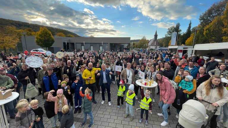 Wer erkennt wie viele Uhren auf diesem Foto zu sehen sind? In Ingelfingen (hier auf dem Foto) und Schömberg im Schwarzwald zählen wir Uhren! Gezählt werden alle Menschen, die mit mindestens einer Uhr erscheinen plus jede weitere Uhr, die sie tragen.