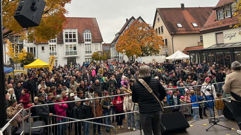 Wow! Das kann sich hören und sehen lassen. Die Band "Pommfritz" performt in Ochsenhausen und die Menschen feiern! Dabei hat die Hitparade ja noch gar nicht angefangen...