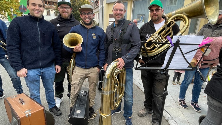 Alles was irgendwie gut klingt, wird aufgefahren. In Löffingen werden alle Instrumente ausgepackt und auf den Rathausplatz gebracht. 