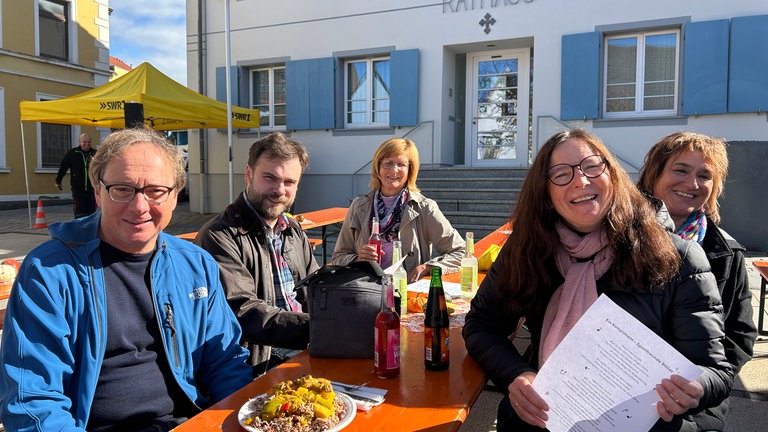 Wer singt denn da? Das Rathausteam in Renchen stimmt sich beim Mittagessen in der Sonne ein. Liedtexte haben sie sich auch schon ausgedruckt.