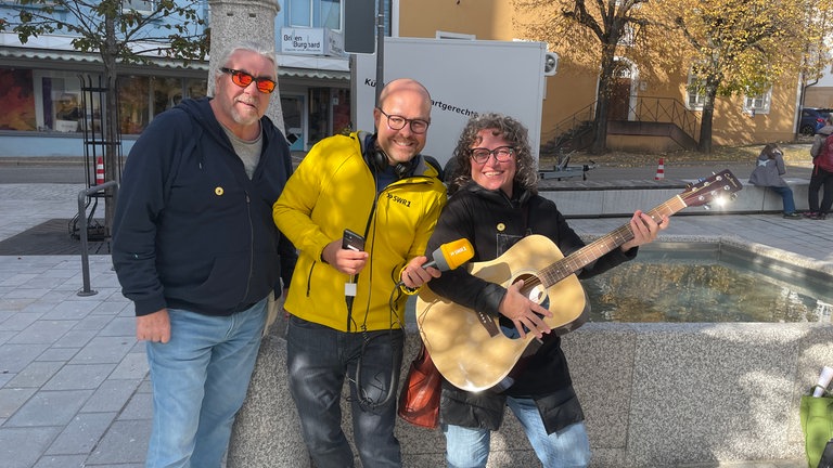 Lagerfeuerfeeling in Löffingen! SWR1 Hitparadenfans Bernd und Susanna rocken natürlich mit. Sie haben für die Tagesaufgabe ihre Gitarre mitgebracht. Statt "Father And Son" wird jetzt "Narcotic" gespielt.