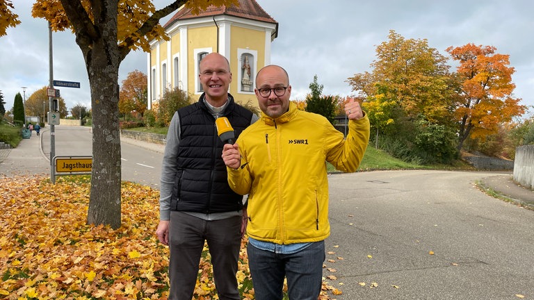 Auch bei Max in Westhausen wird gesungen. Hier trällert sich Pfarrer Matthias Reiner schon mal warm. 
