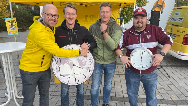 Wer hat an der Uhr gedreht? Also die vier hier sicherlich nicht;) Kleine oder große Uhren: Max freut sich über jede Uhr heute. 