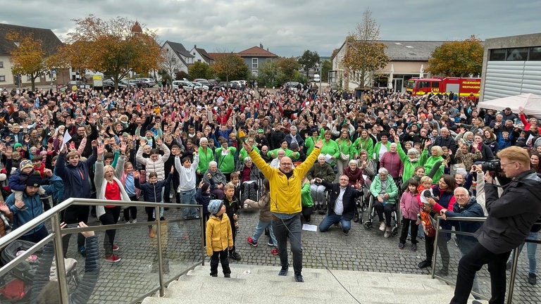 In Westhausen (hier im Bild) und Renchen wird es musikalisch! Alle Sängerinnen und Sänger zählen, die den Song "Ein Kompliment" von den Sportfreunden Stiller mitsingen. Und soooo viele wollen mitsingen!