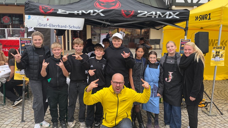 Natürlich gibt's bei sooo viel Party und guter Musik auch etwas zu essen: Einige Kids von der Graf-Eberhard-Schule aus Kirchentellinsfurt haben einen Waffelstand aufgebaut.