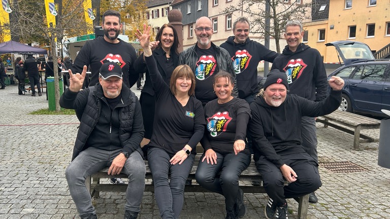 Natürlich ist auch der Rolling-Stones-Fanclub Schefflenz am Start - gegründet vor 33 Jahren. Heute sind die Rocker nicht bei einer ihrer legendären Anti-Rap-Partys, sondern beim HITmach-Duell dabei.