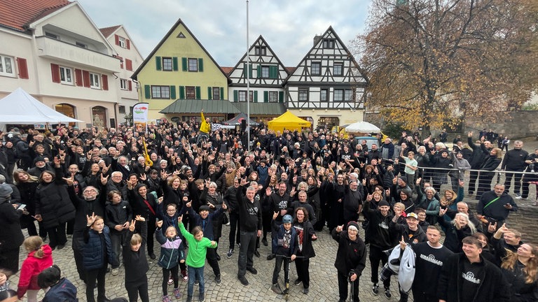 Bei der Aufgabe für Kirchentellinsfurt (hier im Bild) und Schefflenz geben ACDC den Ton an. Zu ihrem Song "Back In Black" zählen alle, die komplett schwarz gekleidet erscheinen. Also T-Shirt UND Hose.