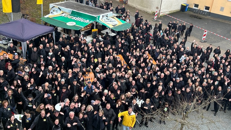 Alle in schwarz! Am Ende gewinnt das Duell Schefflenz mit 1577 zu 1138 Punkten.