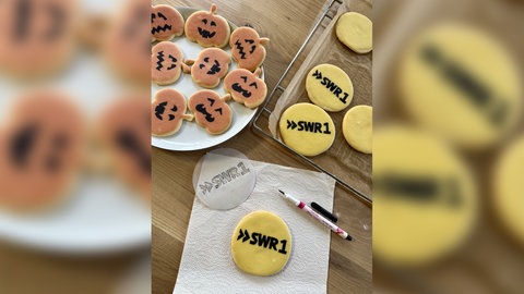 Kekse in Kürbisform und runde Kekse mit SWR1 Aufschrift