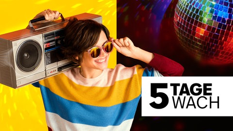 Frau mit Ghettoblaster schaut auf den Schriftzug "5 Tage wach" und darüber hängt eine glitzernde Discokugel - das Bild steht für den Podcast zur SWR1 Hitparade "5 Tage wach - die kultigste Radio-Hitparade Deutschlands"