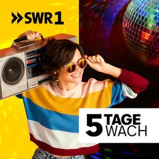 Frau mit Ghettoblaster schaut auf den Schriftzug "5 Tage wach" und darüber hängt eine glitzernde Discokugel - das Bild steht für den Podcast zur SWR1 Hitparade "5 Tage wach - die kultigste Radio-Hitparade Deutschlands"